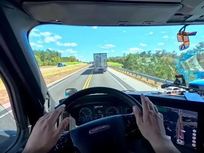 Caminhoneiro cria cabine de SimRacing para vencer o tédio da estrada