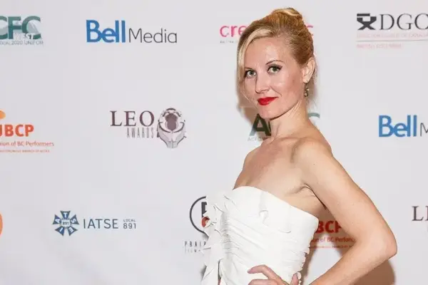 Carrie Anne Fleming, atriz de Supernatural, falece aos 51 anos
