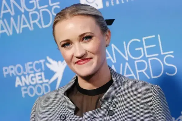 Emily Osment explica ausência no especial de 20 anos de Hannah Montana