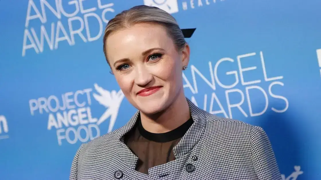 Emily Osment explica ausência no especial de 20 anos de Hannah Montana