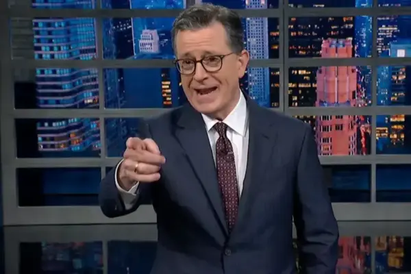 Fã interrompe Colbert ao reagir a piada sobre gastos de Pete Hegseth