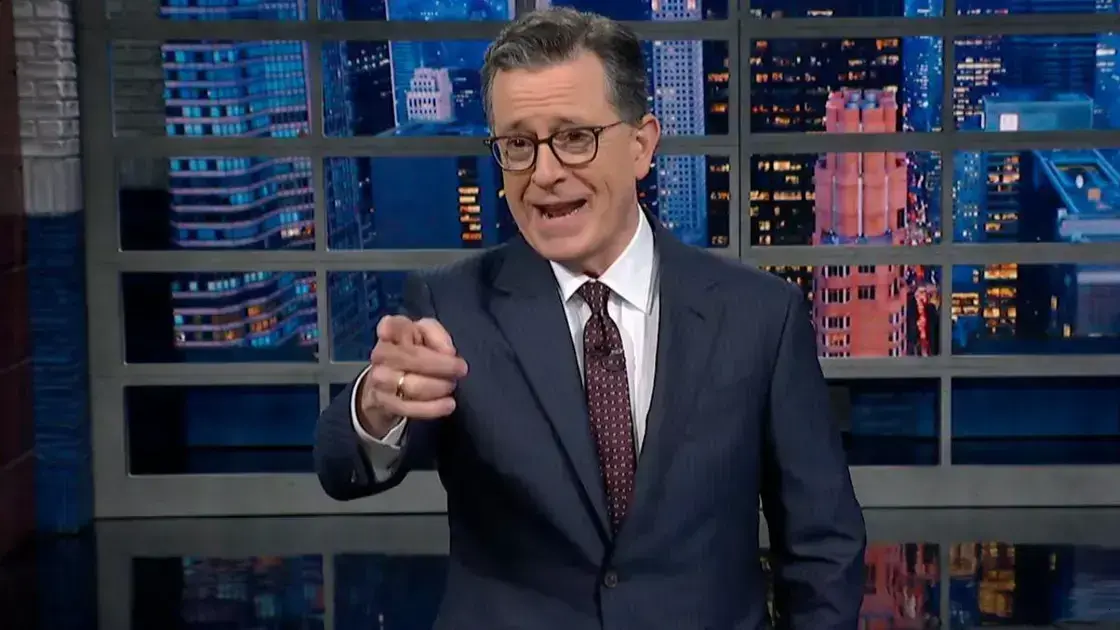 Fã interrompe Colbert ao reagir a piada sobre gastos de Pete Hegseth 1 Fã interrompe Colbert ao reagir a piada sobre gastos de Pete Hegseth