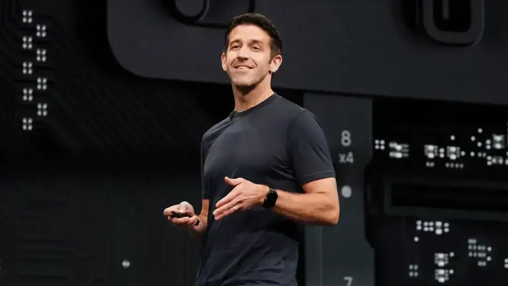 John Ternus é o mais cotado para suceder Tim Cook na Apple
