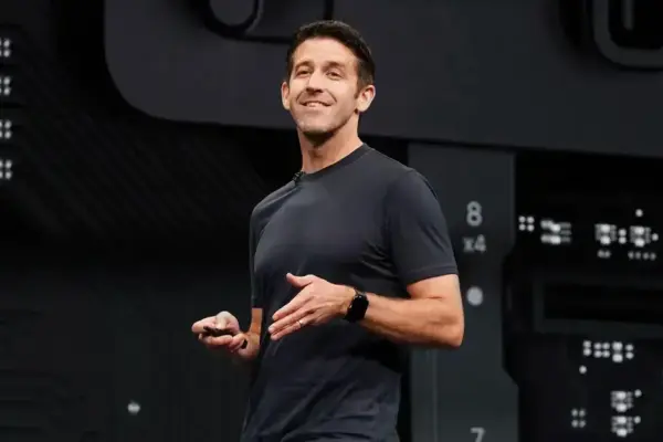 John Ternus é o mais cotado para suceder Tim Cook na Apple