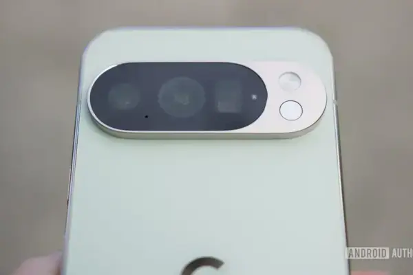 Problemas com a lanterna do Pixel 10 Pro causam preocupações de danos