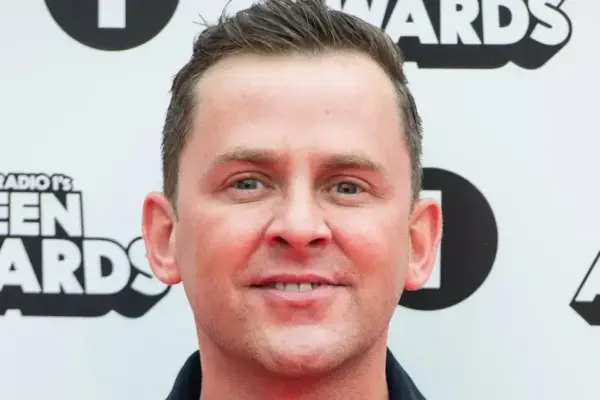 Scott Mills é demitido da BBC Radio 2 por alegações de conduta pessoal