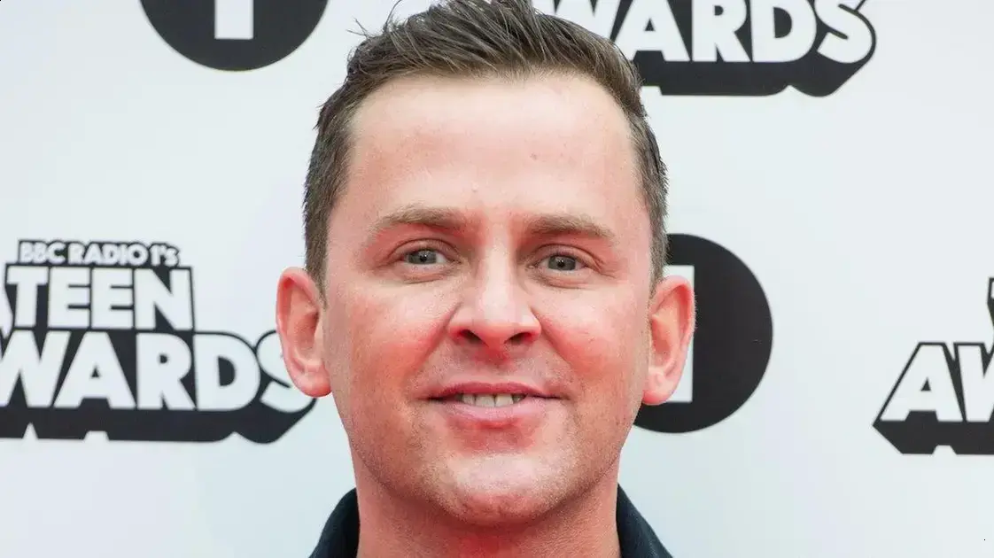 Scott Mills é demitido da BBC Radio 2 por alegações de conduta pessoal