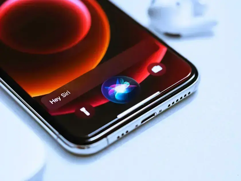 Siri ganha integração com chatbots como Claude e Gemini na iOS 27