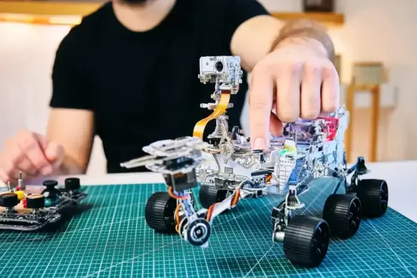 CircuitMess traz o robô inspirado no Mars Perseverance Rover
