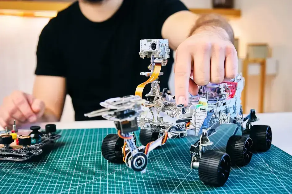 CircuitMess traz o robô inspirado no Mars Perseverance Rover