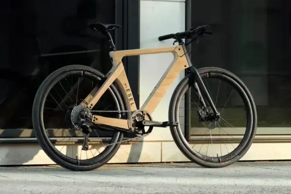 Esel apresenta e-bike de madeira com autonomia de 80 km e rodas de carbono