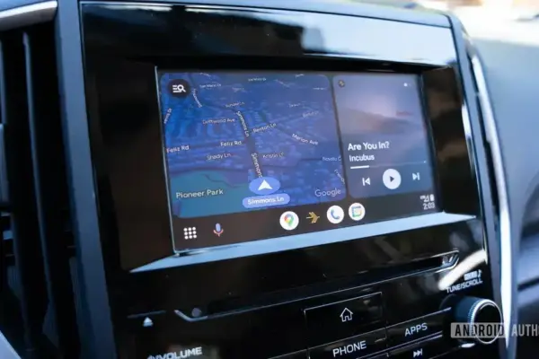 Google Gemini falha no Android Auto e confunde motorista com localização
