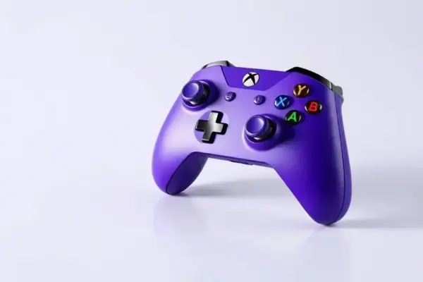 Hyperkin lança versão colorida do controle para Xbox em roxo