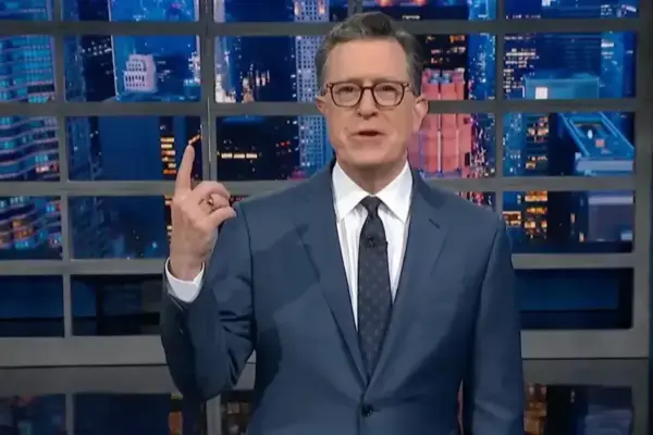 Stephen Colbert faz brincadeira com Karoline Leavitt após foto polêmica