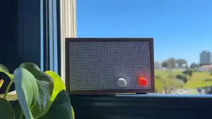 A experiência única de quatro modelos de IA comandando uma estação de rádio