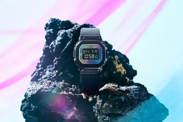 Casio lança G-Shock compacto com vidro em vibração arco-íris exclusivo