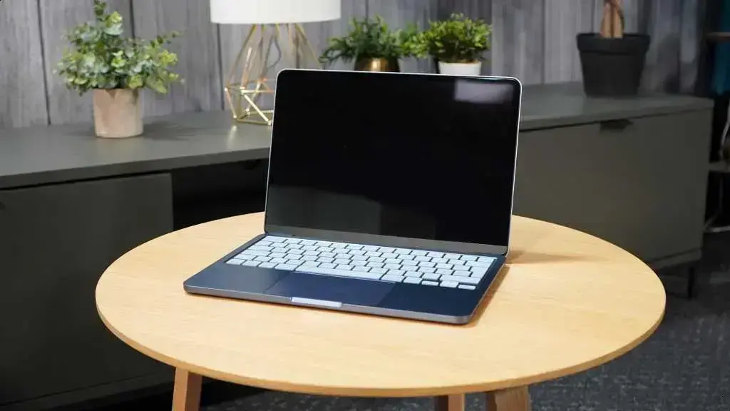 Como o MacBook Neo da Apple vira referência e irrita concorrentes