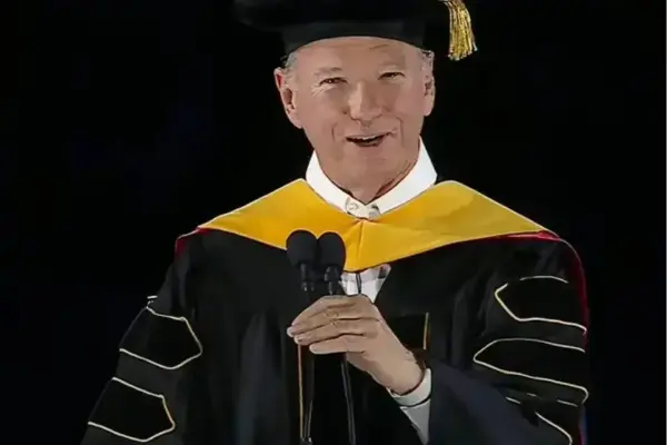 Ex-CEO do Google é vaiado na Universidade do Arizona por comentários sobre IA