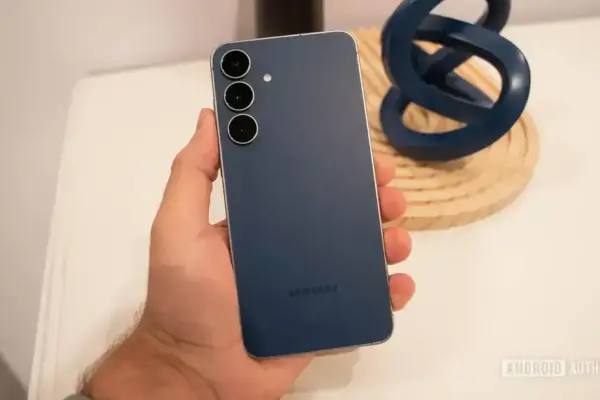 Galaxy S25 FE recebe recurso exclusivo de segurança na atualização One UI 8.5