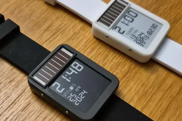 LightInk: smartwatch E-ink com solar, LoRa e GPS dura 10 meses sem recarga