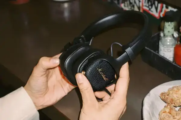 Marshall lança fone Milton ANC com bateria de 80 horas e design retrô