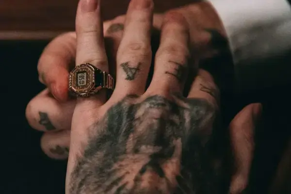Novo Casio Ring Watch com design dourado e colaboração de J Balvin chega aos EUA
