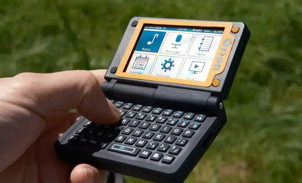Orion PDA: Computador de bolso com teclado, tela solar e crowdfunding
