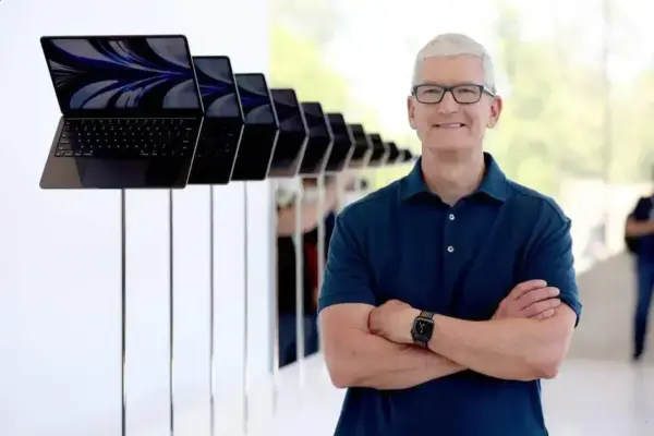 Transição na Apple: Tim Cook vira presidente executivo e John Ternus assume como CEO
