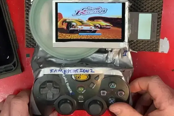 YouTuber cria PS2 portátil 'Frankenstein' com bateria que supera Steam Deck