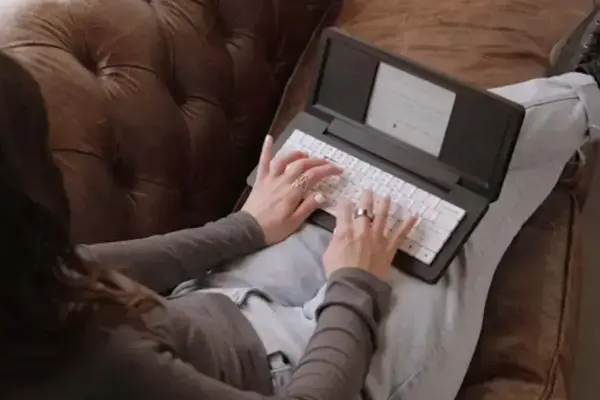 Zerowriter Fold: a revolucionária máquina de escrever digital com e-ink e bateria longa