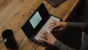 Zerowriter Fold: novo dispositivo de escrita com tela E Ink e design dobrável