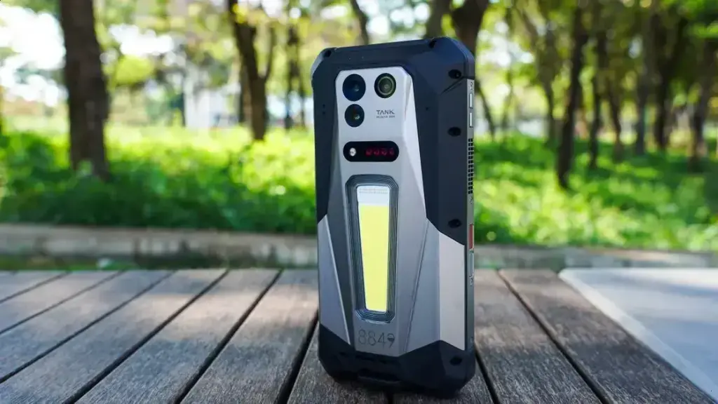 8849 Tank 5: smartphone robusto com projetor de 220 lumens e bateria gigante