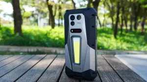 8849 Tank 5: smartphone robusto com projetor de 220 lumens e bateria gigante