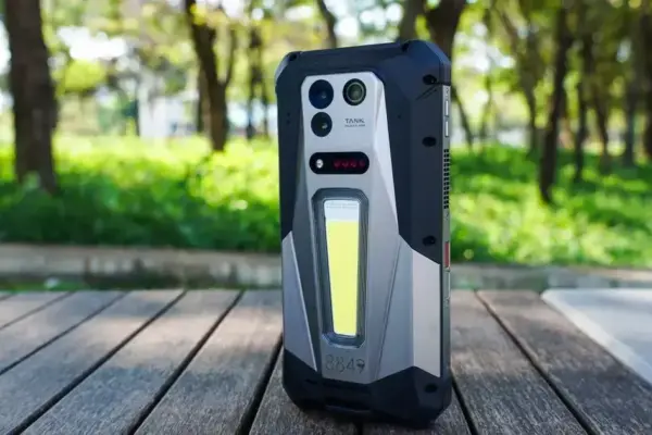 8849 Tank 5: smartphone robusto com projetor de 220 lumens e bateria gigante