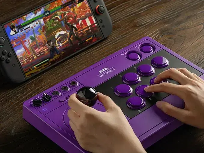 8BitDo lança versão roxa renovada do clássico Arcade Stick após 5 anos