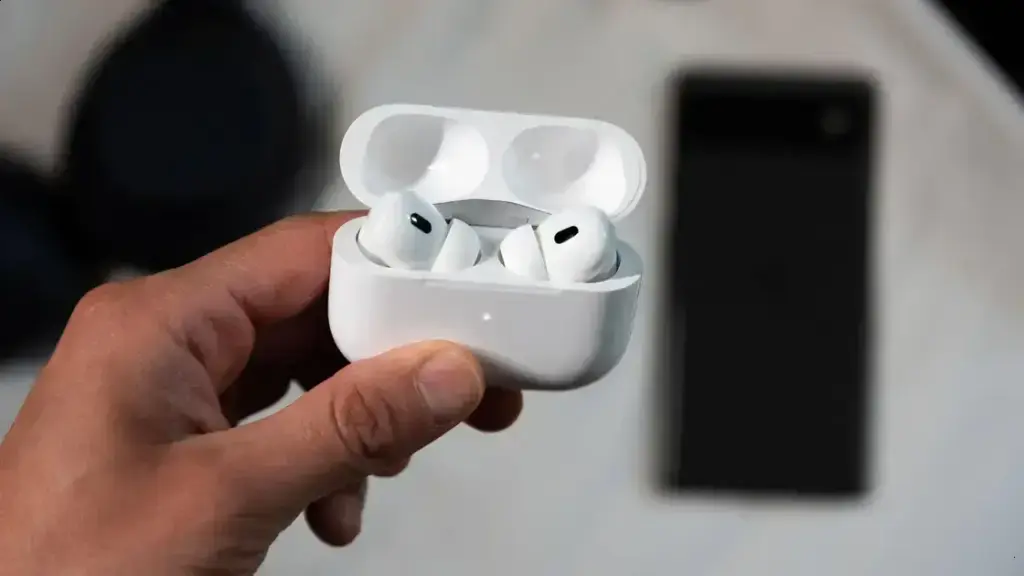 AirPods com câmeras da Apple podem chegar junto com iPhone dobrável em 2027