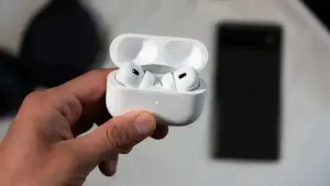 AirPods com câmeras da Apple podem chegar junto com iPhone dobrável em 2027