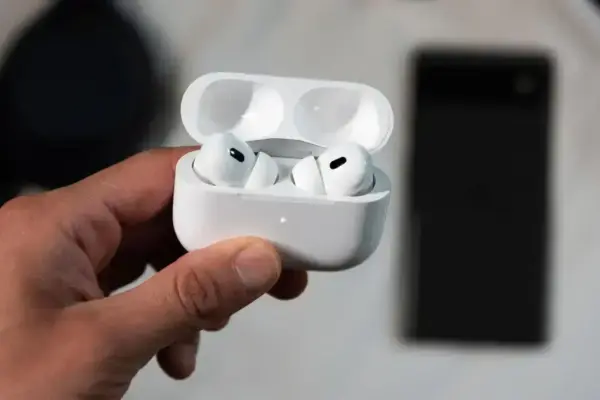 AirPods com câmeras da Apple podem chegar junto com iPhone dobrável em 2027