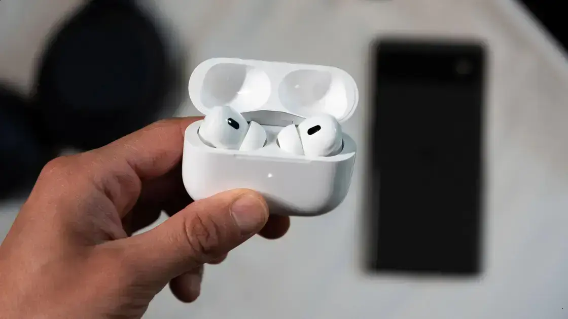 AirPods com câmeras da Apple podem chegar junto com iPhone dobrável em 2027 1 AirPods com câmeras da Apple podem chegar junto com iPhone dobrável em 2027