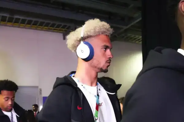 Antonee Robinson exibe fones Beats bicolor não lançados na Copa do Mundo