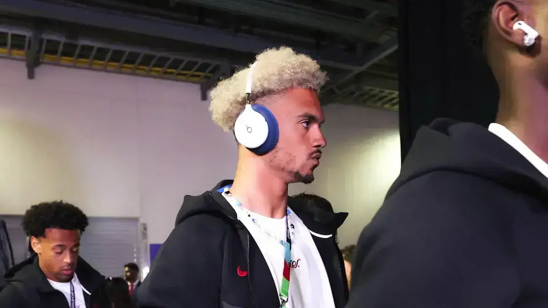Antonee Robinson exibe fones Beats bicolor não lançados na Copa do Mundo 1 Antonee Robinson exibe fones Beats bicolor não lançados na Copa do Mundo