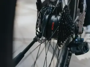 Bosch lança sistema Hub Drive para e-bikes com motor leve e bateria compacta