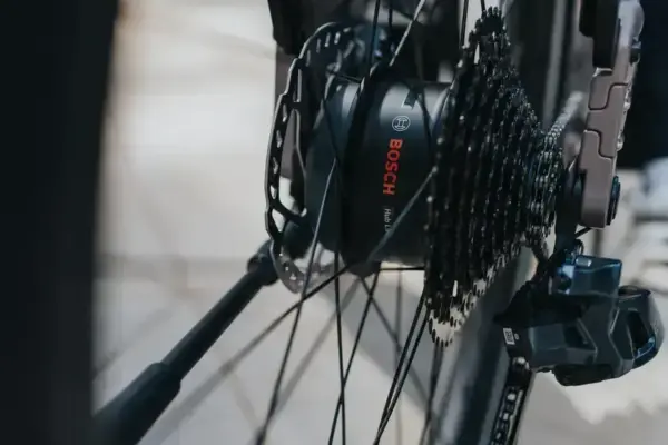 Bosch lança sistema Hub Drive para e-bikes com motor leve e bateria compacta
