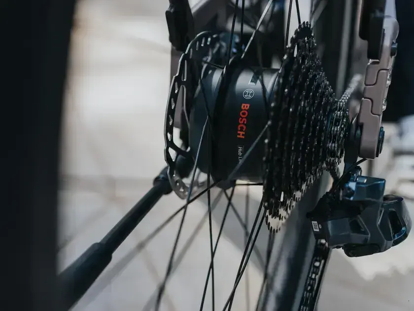 Bosch lança sistema Hub Drive para e-bikes com motor leve e bateria compacta