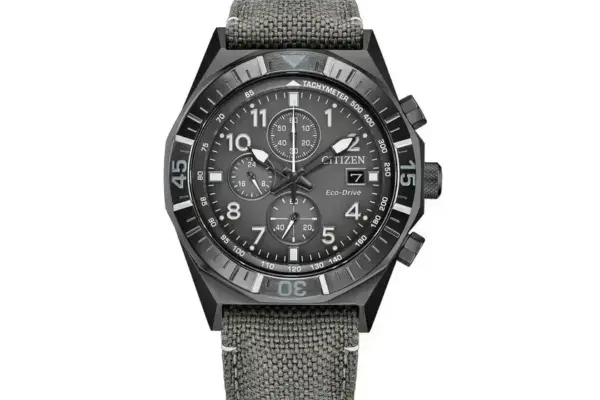 Citizen lança novo relógio Nighthawk Eco-Drive com design tático cinza
