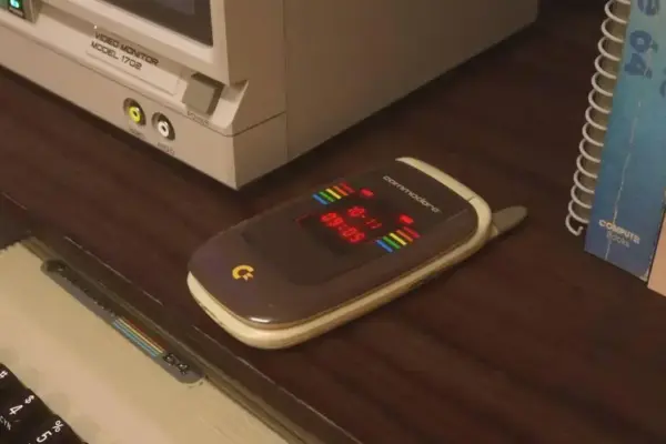 Commodore retorna com Callback 8020: flip phone que bloqueia redes sociais