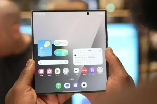 Galaxy Z Fold 7: Samsung promete experiência quase sem vinco na tela