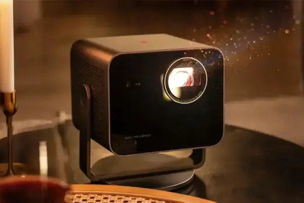 Leica surpreende com projetor 4K compacto e preço mais acessível
