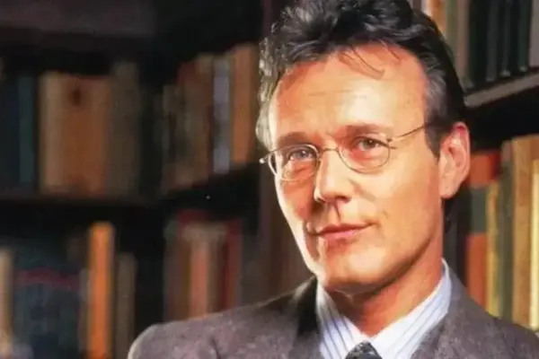 Morre Anthony Head, eterno Giles de Buffy, aos 72 anos de idade