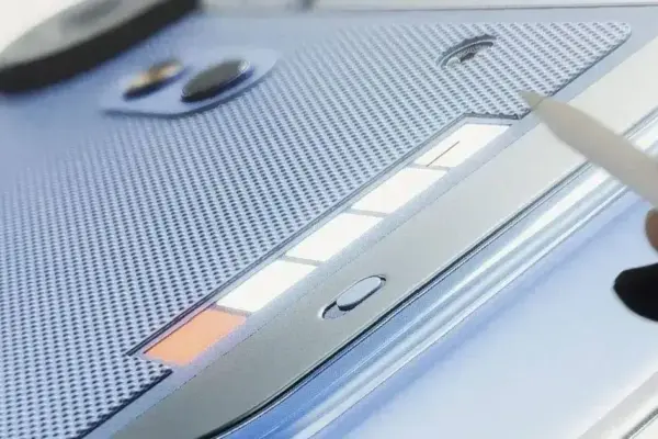 Nothing Phone (4b) traz design transparente parcial, Glyph Bar e azul vibrante